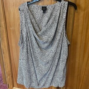 Chic Sleeveless Black and White Blouse